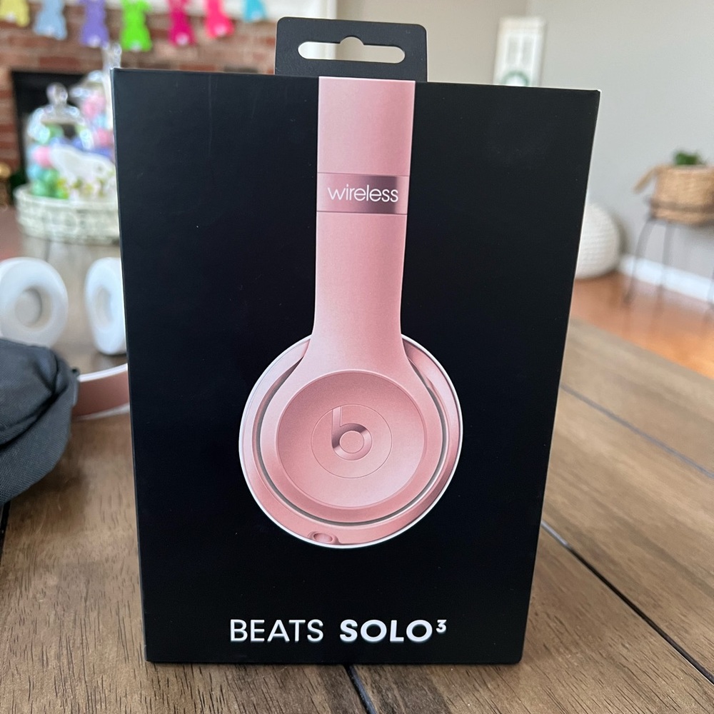Headphones pink color.
